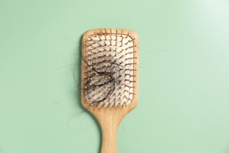 É comum ocorrer uma queda acentuada de cabelo após infecções
