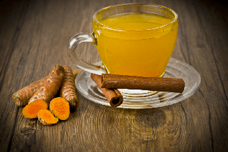 Chá de canela com açafrão-da-terra