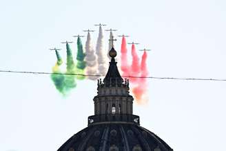 Esquadrão acrobático da Força Aérea Italiana sobrevoa a Basílica de São Pedro, no Vaticano
