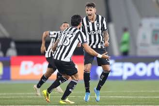 Lucas Emanuel comemorando o primeiro gol do Botafogo 