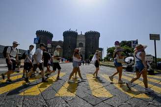 Turistas passeiam em Nápoles sob forte calor