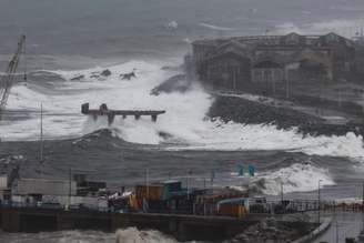 Píer Barón visto durante a passagem de ventos fortes, chuva e ondas que atingiu Valparaíso, no Chile
