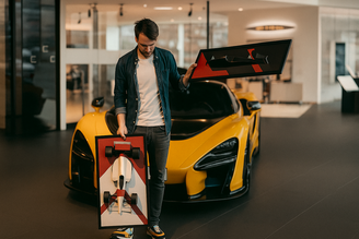 Podemos não ter uma McLaren ou uma Ferrari em casa, mas, graças a este cavalheiro, podemos construir esculturas de papel de carros lendários.