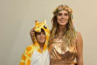 Carolina Dieckmann ao lado do filho José, então com 10 anos de idade, em foto de 2019. Atualmente, jovem é maior de idade e mora na Holanda.