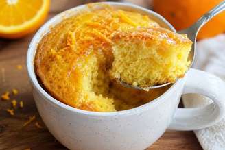 Bolo de laranja na caneca.