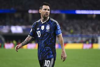 Lionel Messi com segundo uniforme da Argentina, em partida contra a Jordânia, pela última rodada do grupo J da Copa do Mundo de 2026 - 