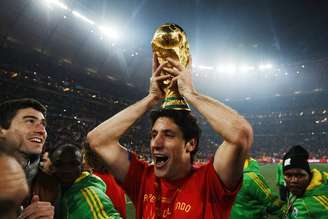 Capdevilla comemora com a taça da Copa do Mundo de 2010.