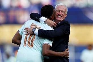 Mbappé e Deschamps em jogo da Copa do Mundo