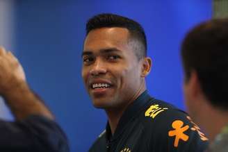 Alex Sandro renovou o vínculo com o clube carioca.
