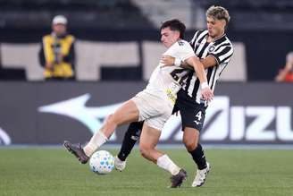 Mateo Ponte (#4) durante duelo entre Botafogo e Santos (