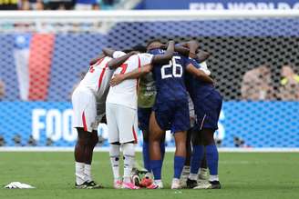 Alguns jogadores da Inglaterra e da França se abraçaram após o final da partida