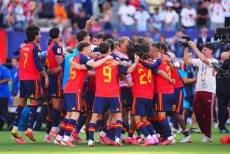 Jogadores da Espanha comemoram título