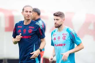 Filipe Luís e Jorginho durante treino do Flamengo (Foto: Gilvan de Souza / Flamengo)