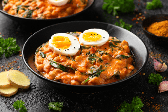 Curry de grão-de-bico, espinafre e ovo