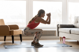 O agachamento é um exercício com benefícios para todo o corpo
