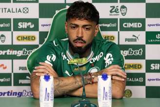 Alexander Barboza, da SE Palmeiras, é apresentado como mais novo atleta do clube