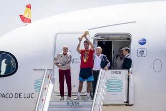 Delegação da Espanha chega em Madri com a taça da Copa do Mundo