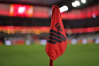 Bandeira do Athletico Paranaense Heuler - Andrey/Getty Images)