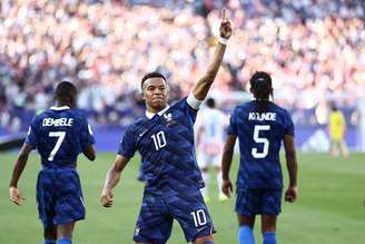 Os comentários da senadora paraguaia Celeste Amarilla na internet sobre o capitão da França, Kylian Mbappé, despertaram intensa polêmica