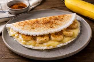 Tapioca com banana e queijo gratinado.