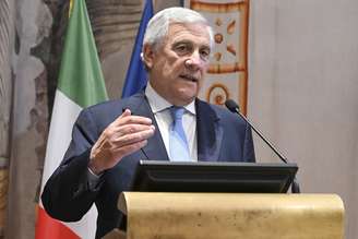 Tajani disse ser contra proposta do governo espanhol de regularizar migrantes