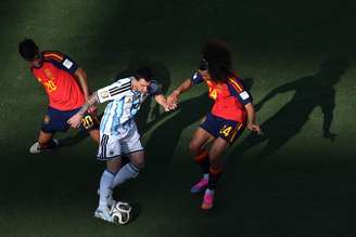 Lionel Messi e Marc Cucurella disputam bola na final da Copa do Mundo entre Argentina e Espanha - 