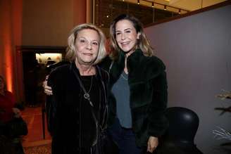 A designer de interiores Rosa May Sampaio, que morreu aos 77 anos, e a filha Guilhermina Guinle, fotografadas em 2022
