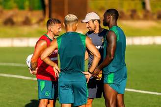 Técnico César Peixoto comanda treino do Wolves –