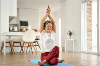 Yoga e dança oferecem benefícios que vão além do condicionamento físico, contribuindo para o bem-estar e a qualidade de vida