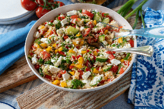 Salada mediterrânea com arroz integral e queijo feta