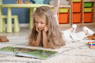 O contato com os livros desde cedo favorece o desenvolvimento da leitura