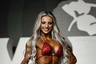 Isa Pereira durante campeonato de fisiculturismo