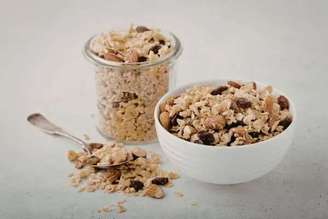Granola caseira sem açúcar.