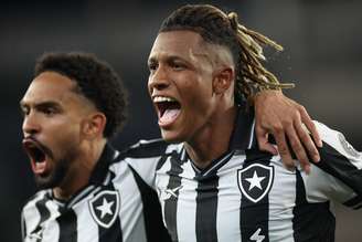 Danilo comemorando um dos gols da vitória do Botafogo 