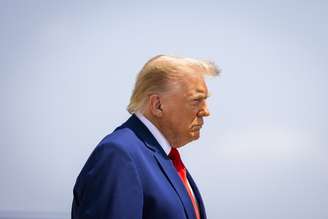 Presidente Donald Trump durante chegada de corpos de soldados mortos na guerra contra o Irã