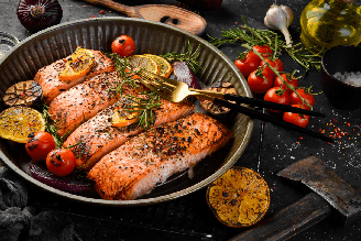 Salmão assado com laranja, alecrim e tomate