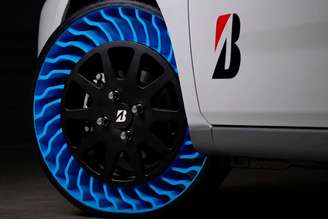 A Bridgestone criou pneus sem ar que nunca furam, mas há um problema: a velocidade máxima deles.