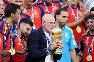 Luis de la Fuente beijando a taça da Copa do Mundo 