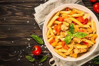 Salada de macarrão com frango.