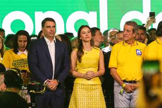 Flávio Bolsonaro e a esposa, Fernanda Bolsonaro, durante convenção do PL