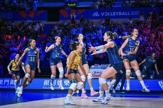 Seleção feminina comemora ponto na semifinal da Liga das Nações contra a Itália