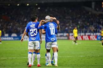 Time do Cruzeiro celebrando um dos gols contra o Barcelona de Guayaquil.