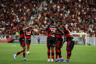 Time do Flamengo comemora um de sus gols contra o Olimpia, em jogo amistoso. 