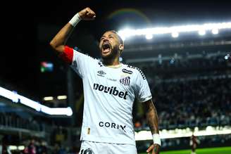 Neymar marca segundo gol contra o Chapecoense 