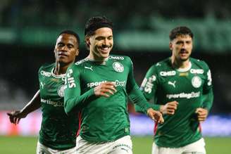 Jogadores do Palmeiras celebram o gol de Mauricio na vitória contra o Coritiba. 