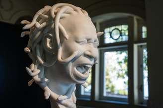 Whoopi visitou museu na Itália onde está escultura de 'Medusa' com seu rosto