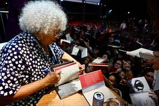 Angela Davis distribui autógrafos no Sesc Caborê após mesa na Flip 2026.