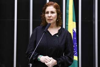 Zambelli foi condenada em dois processos pelo STF, que somam mais de 15 anos de prisão