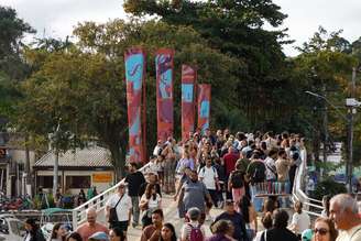 Público cruza a Ponte do Pontal durante a 24ª Festa Literária Internacional de Paraty, em 2026.
