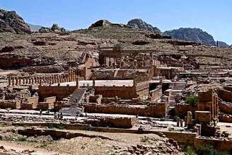 Conhecida como a "Cidade Rosa" pela tonalidade de suas rochas de arenito, Petra é um dos mais impressionantes sítios arqueológicos do mundo. Localizada na Jordânia, foi fundada pelos nabateus, provavelmente no século IV a.C., e tornou-se um importante centro comercial entre Arábia, Egito e Síria.